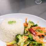 Riso basmati con verdure con latte di cocco saltate in padella