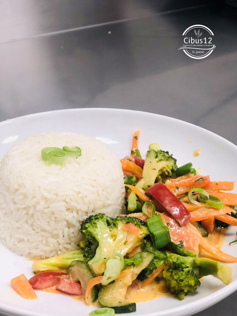 Riso basmati con verdure con latte di cocco saltate in padella
